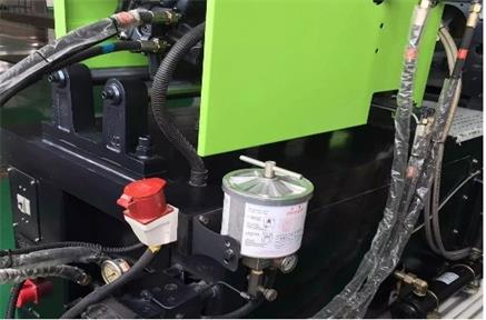 Welche Vorsichtsmaßnahmen sind beim Einbau eines Hydraulikfilters zu beachten?